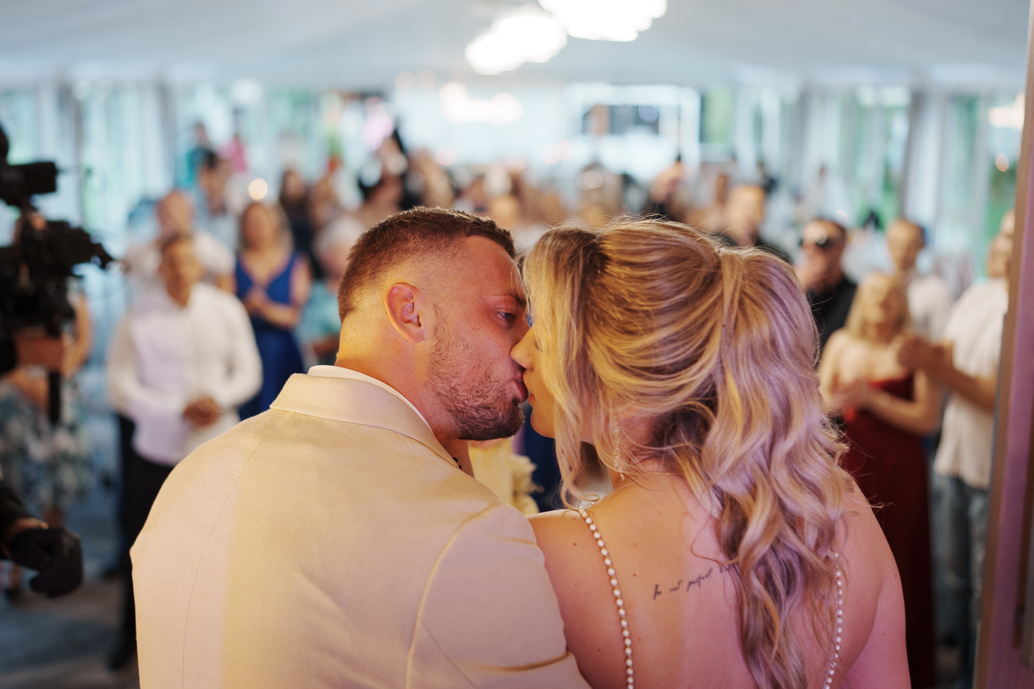 Toast weselny, tort weselny para młoda i fotograf śłubny w akcji