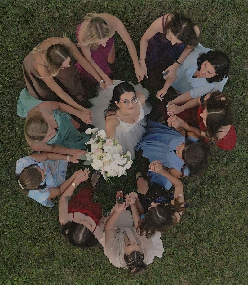 Still 2026-01-20 183514_1.21.2 Panna młoda przy filmowaniu dronem przez kamerzyste na weselu