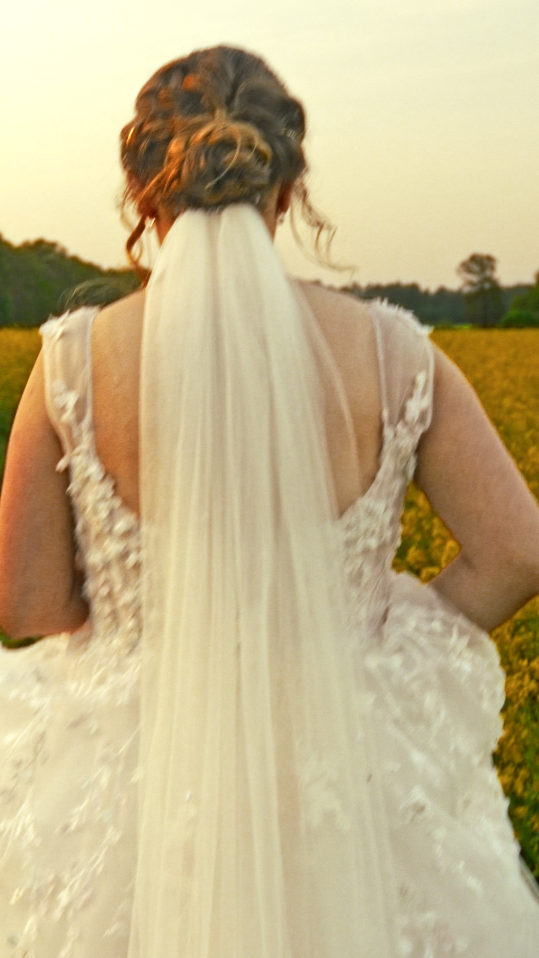 panna młoda idzie na plener z kamerzystą